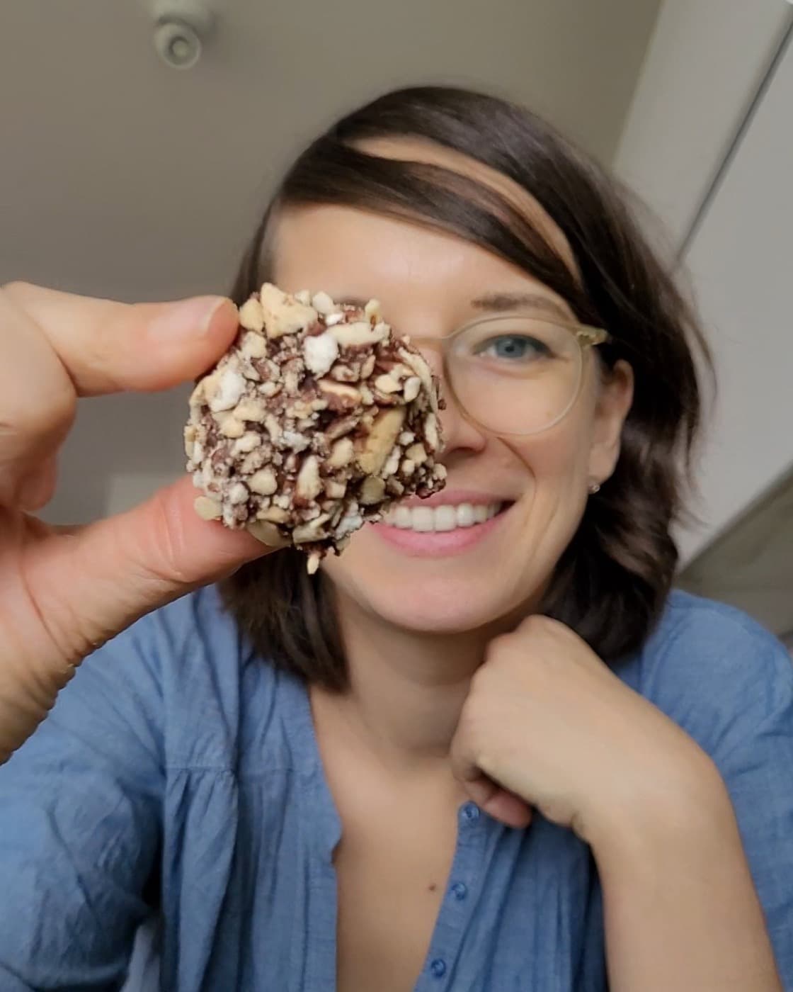 Bianka Kühn mit einer selbstgemachten Proteinkugel